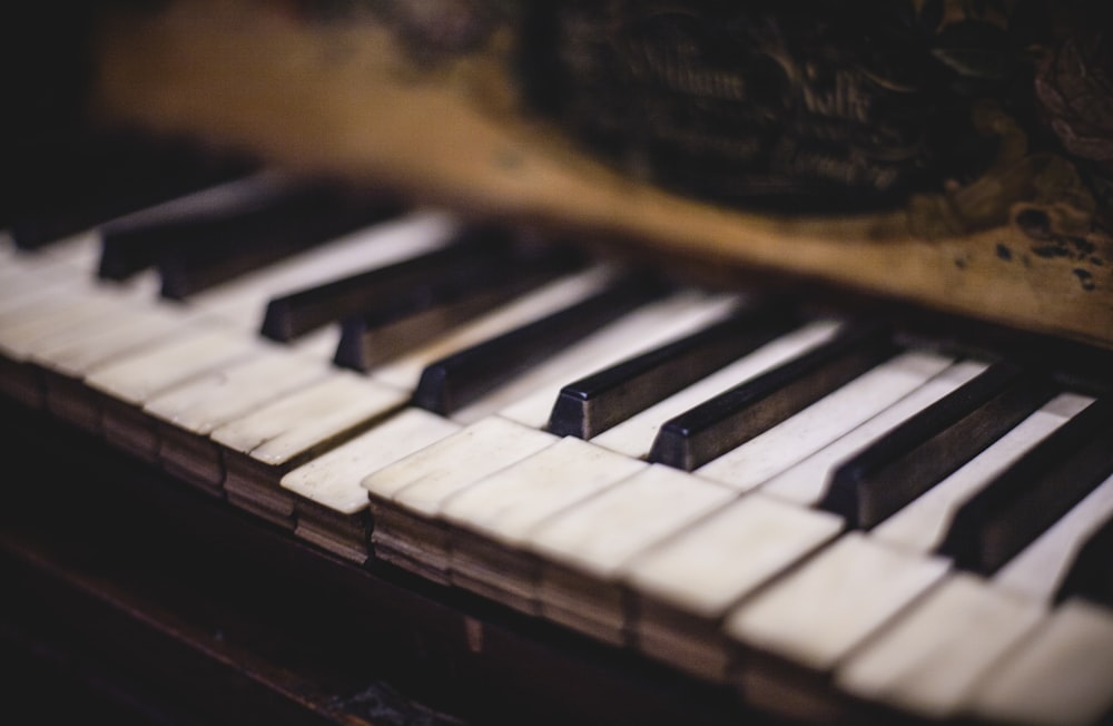 Foto de primer plano de teclas de piano blancas y negras