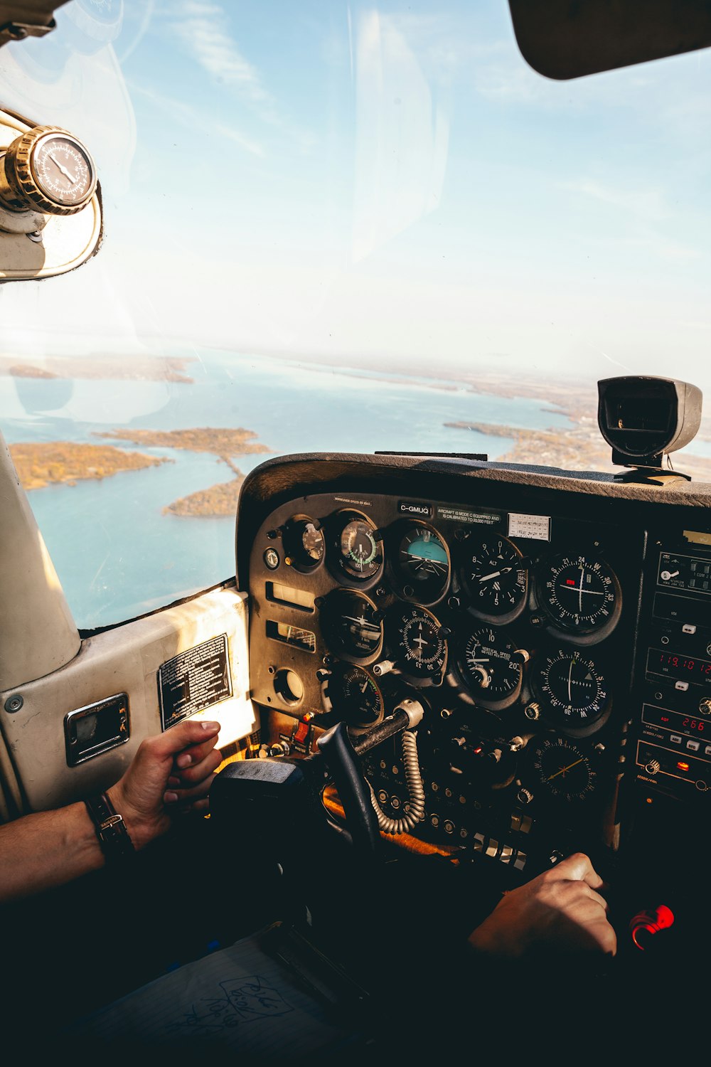 Person, die ein Foto im Flugzeug macht