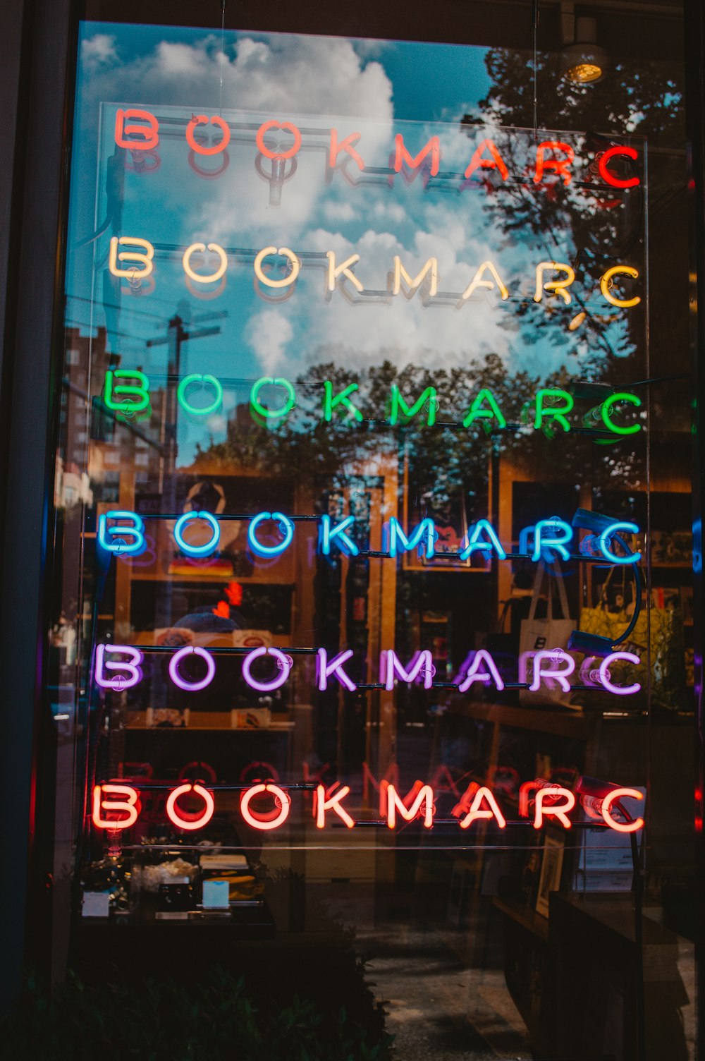 BookMarc 네온 불빛 간판