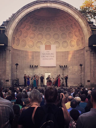 Audience clapping warmly, touched by François’s music, in an intimate concert setting.