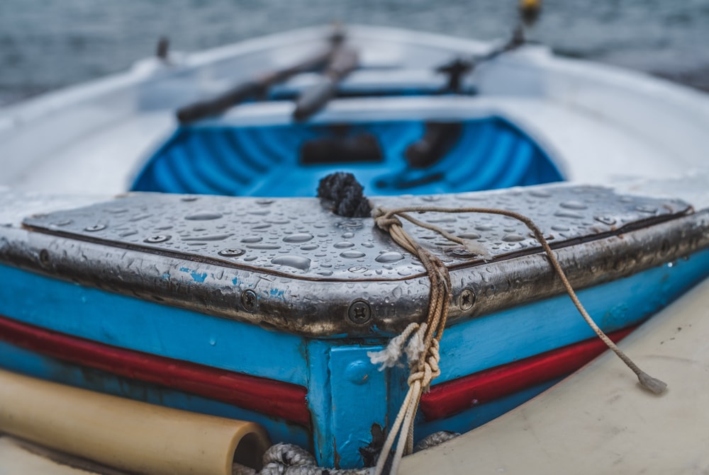 Fotografía de primer plano de barco con gotas de agua