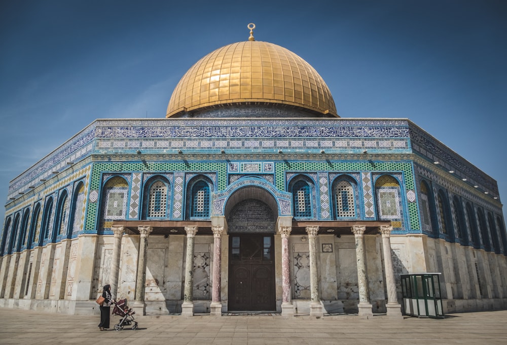 mosquée brune et verte sous ciel bleu