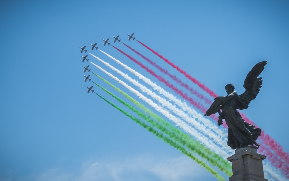 aviões se formando em formação de V durante o dia