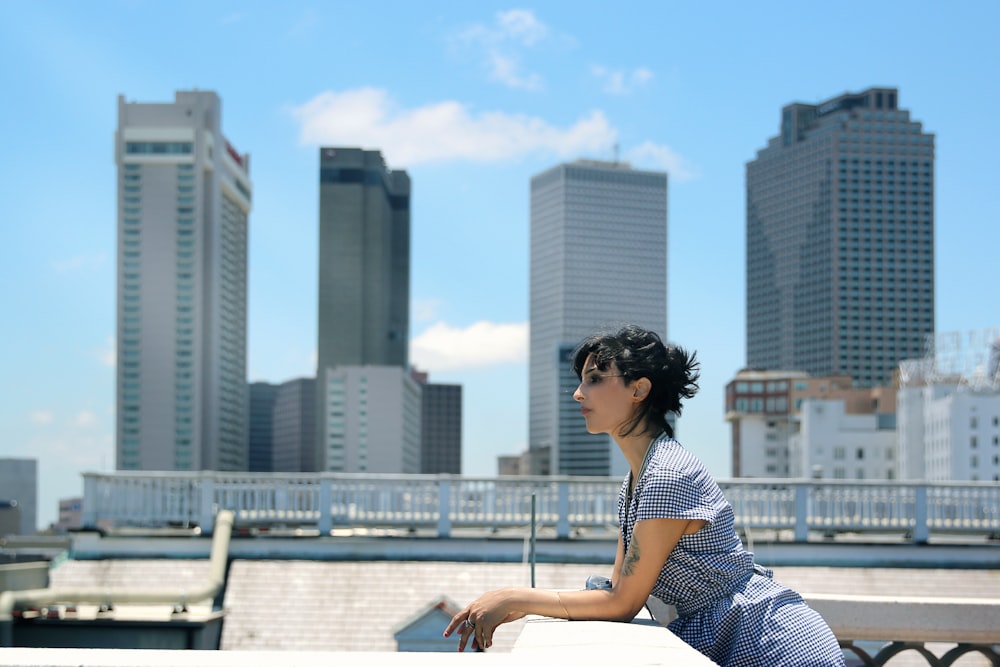 femme penchée de face sur la terrasse