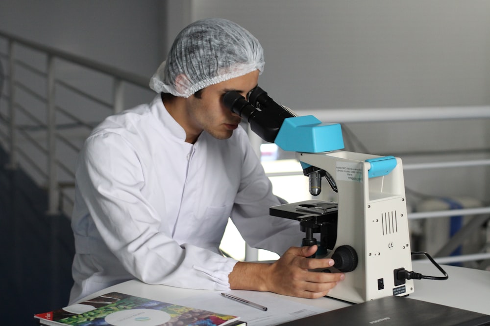 Männersicht auf weißem Mikroskop