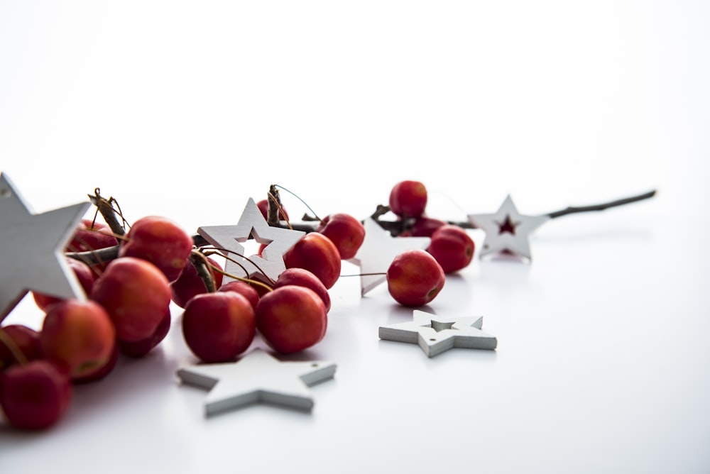 Cerezas rojas y decoraciones de estrellas blancas