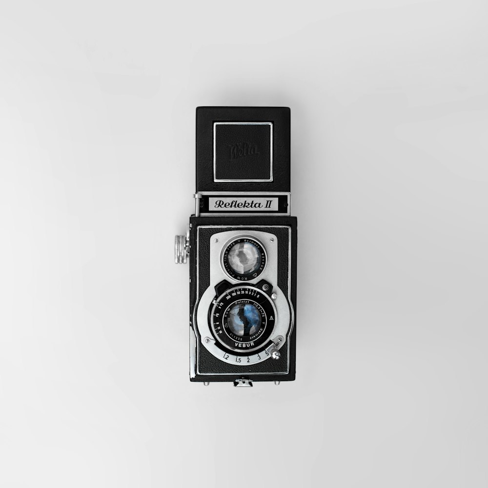 빈티지 블랙과 그레이 Reflekta II 카메라