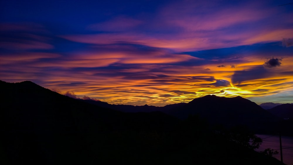 silhouette di montagna all'ora d'oro