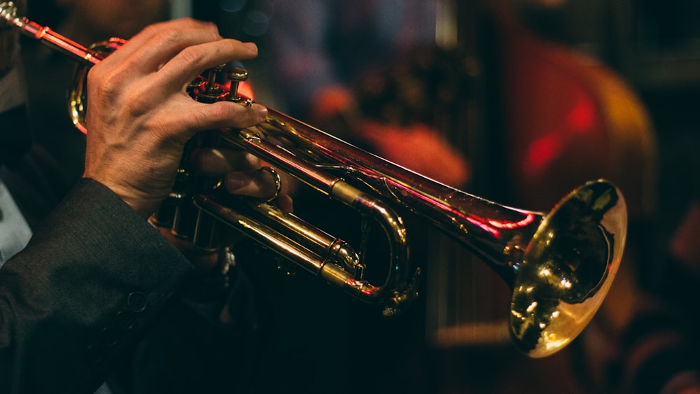 pessoa tocando trompete durante a noite