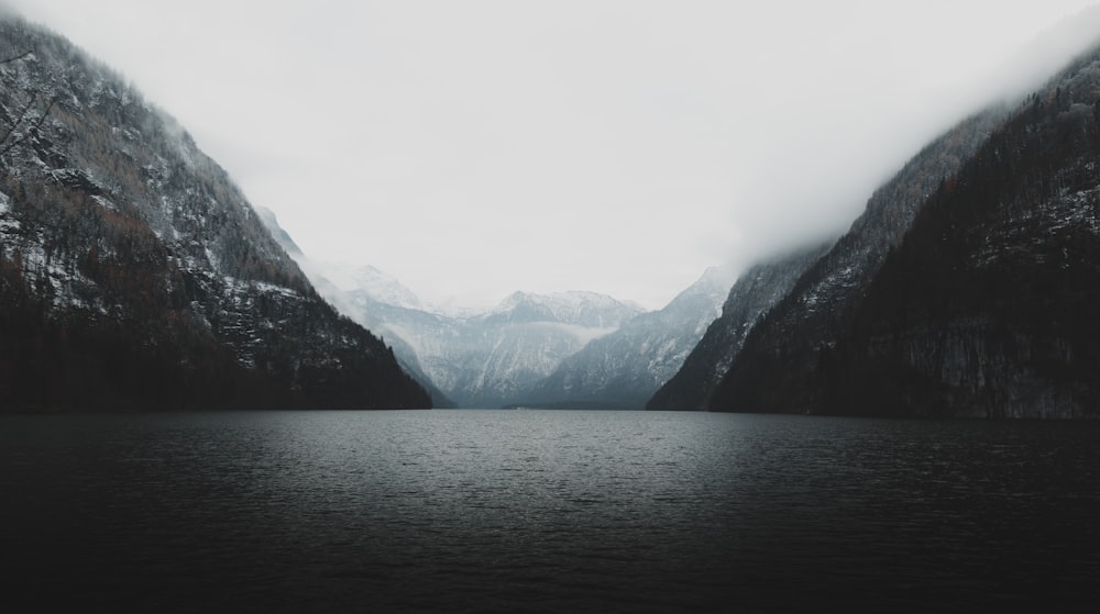 fotografia de paisagem do corpo de água contra duas montanhas