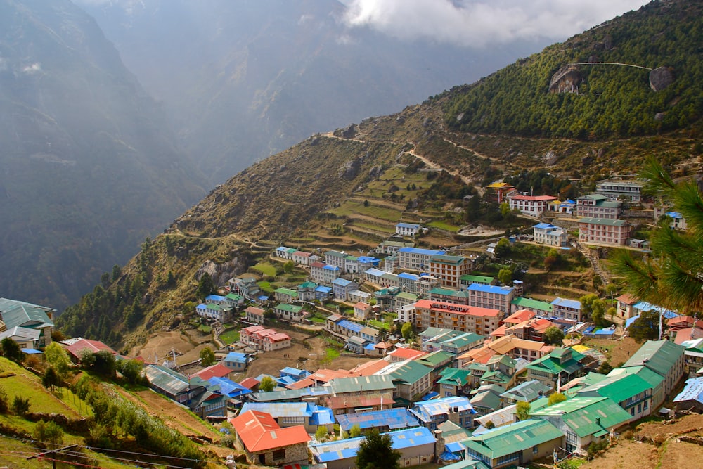 fotografia aerea della comunità in montagna