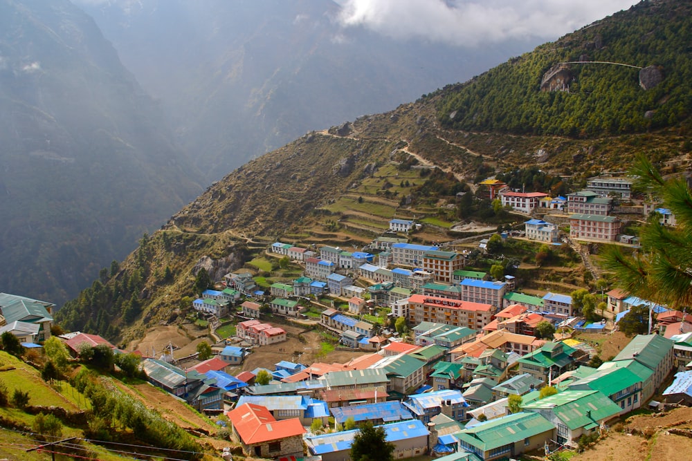 Photographie aérienne de la communauté sur la montagne