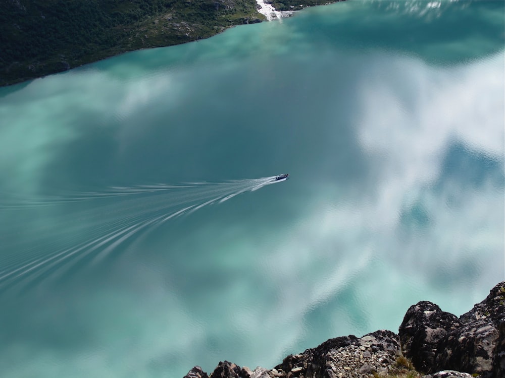 Un jet ski por el aire sobre un cuerpo de agua