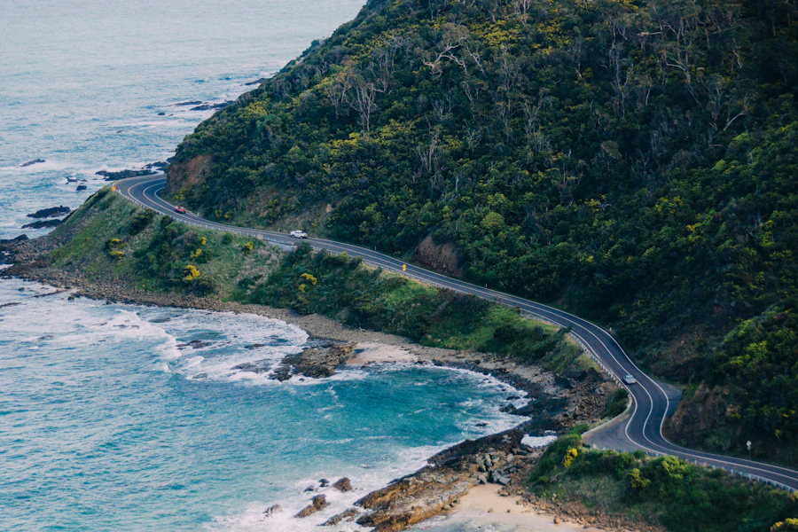 Faro de Cape Byron sobre los acantilados de Byron Bay al atardecer