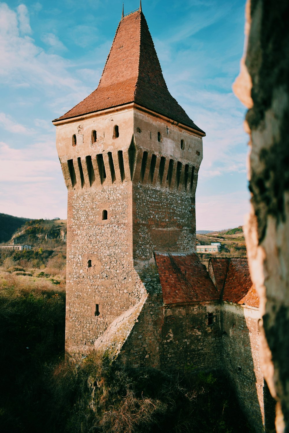 Château en béton brun au bord de la falaise