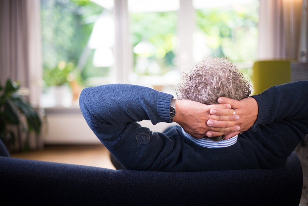 homme allongé sur un canapé noir