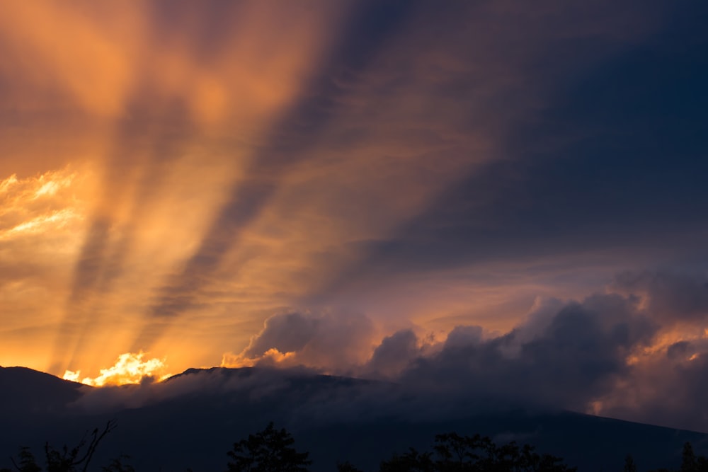 Montanha com céu nublado