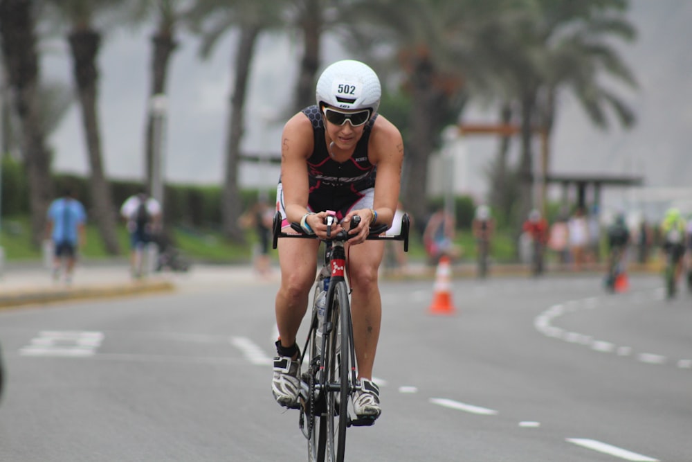 cycliste à vélo sur route