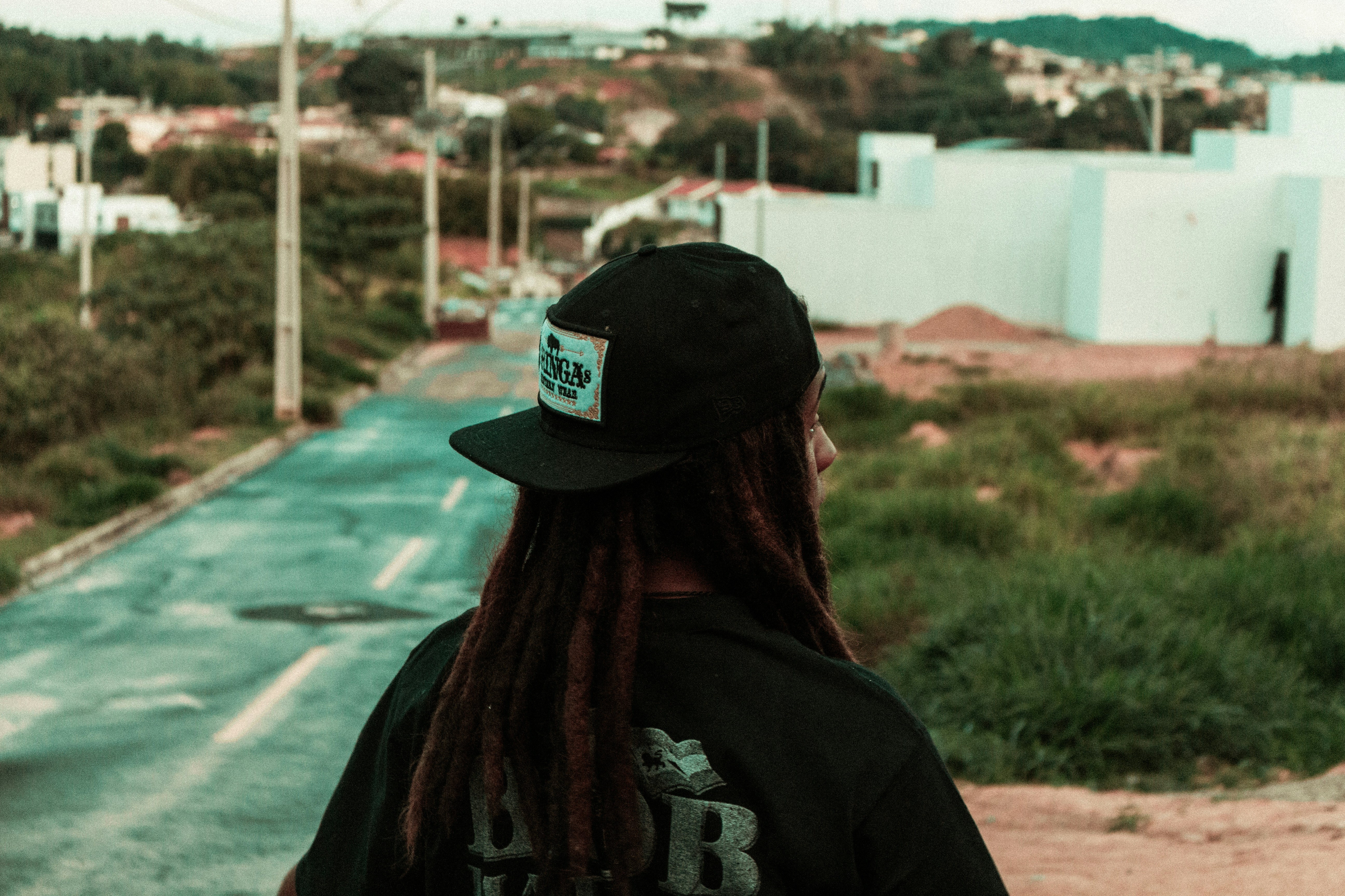 pessoa em pé em campo aberto