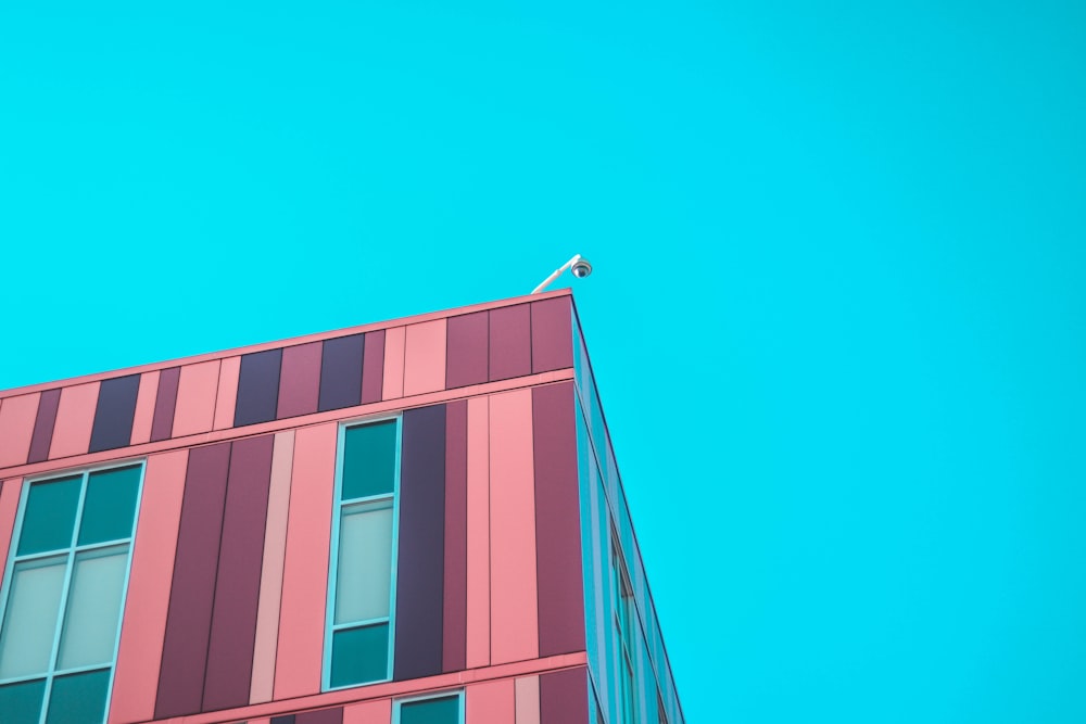 푸른 하늘 아래 고층 건물의 미니멀리스트 사진