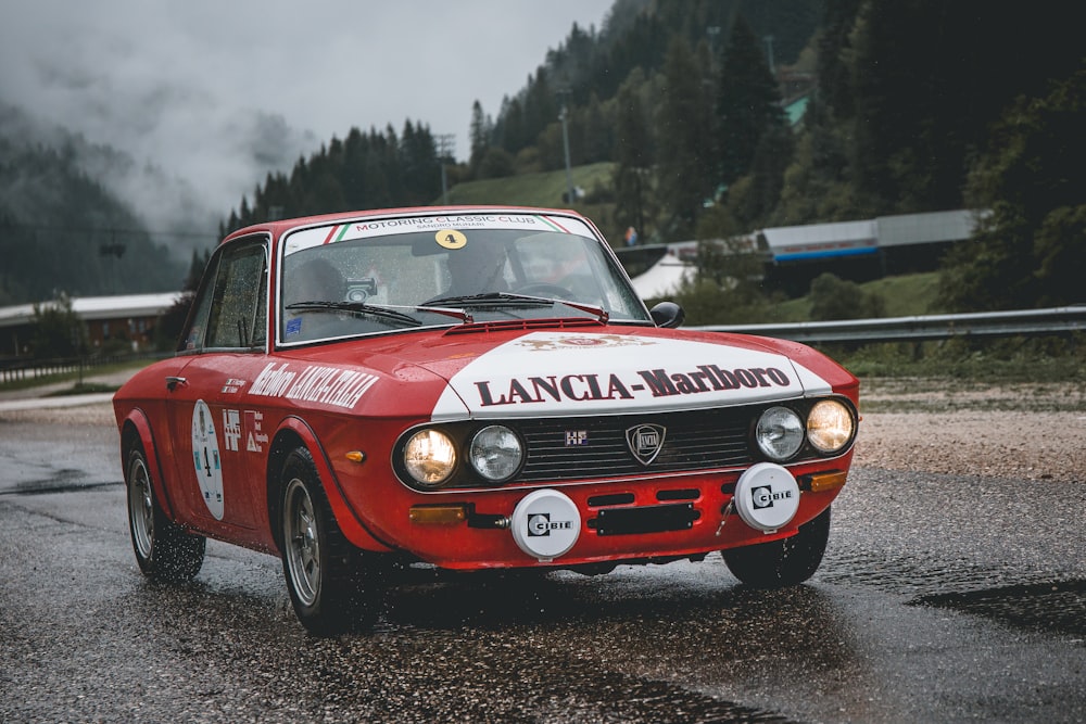 Coupé rouge et blanc sur la route