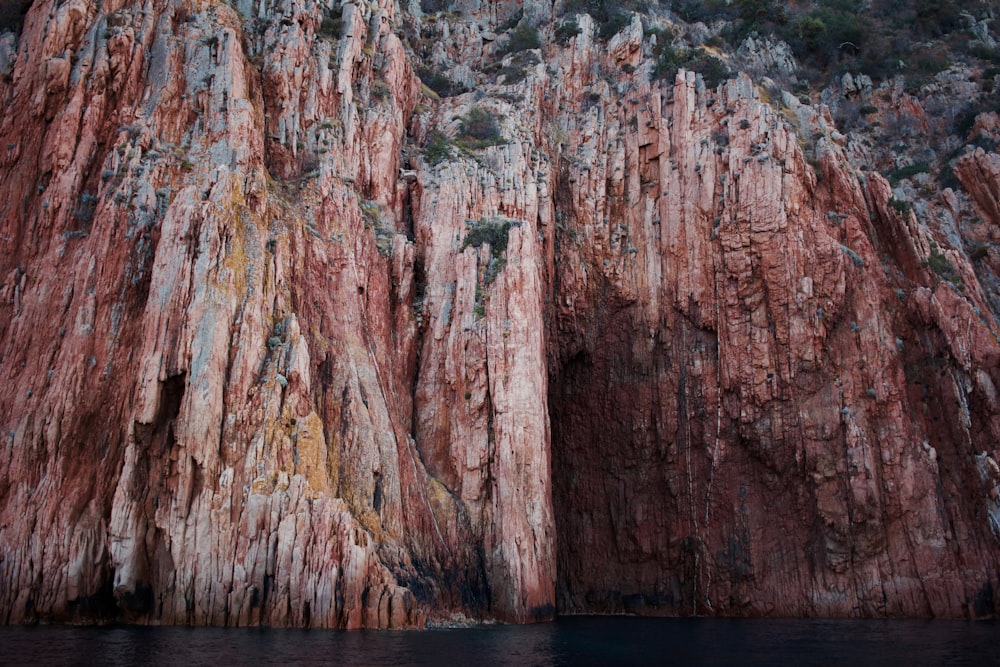 Acantilado de la montaña marrón