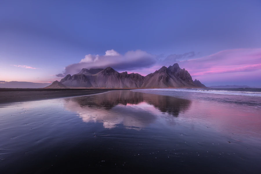 Lac paisible au coucher de soleil, illustrant la sérénité d'une publication vue