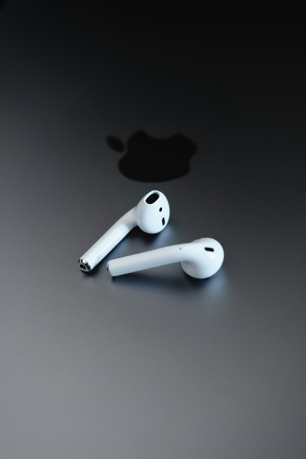 회색 표면의 Apple EarPods
