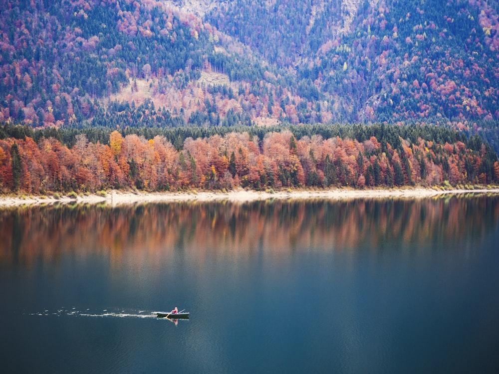 bateau au milieu d’un plan d’eau