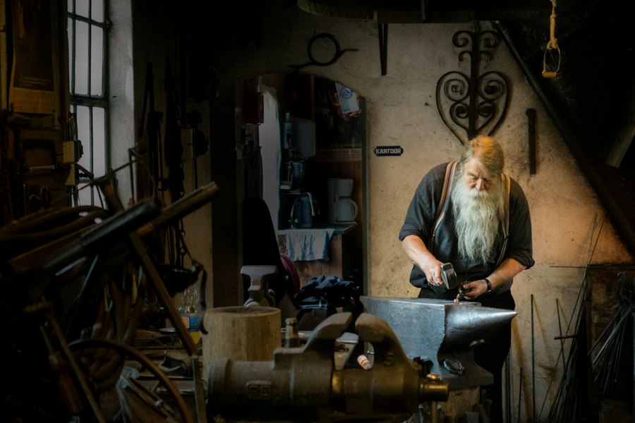 Fabbro nella sua bottega, con decori in ferro battuto alla parete
