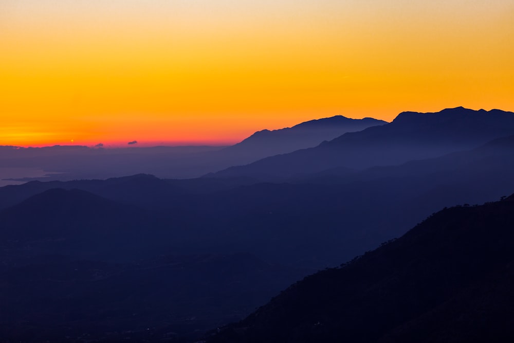 夕日が沈む山のシルエット