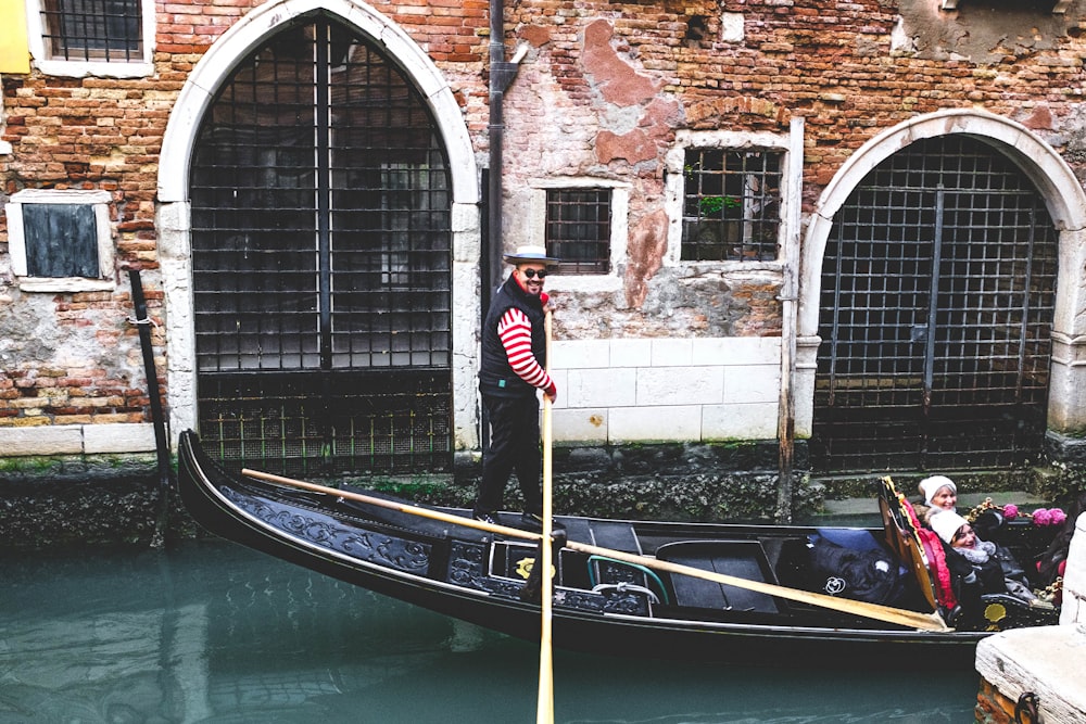 Hombre montando en un barco negro durante el día