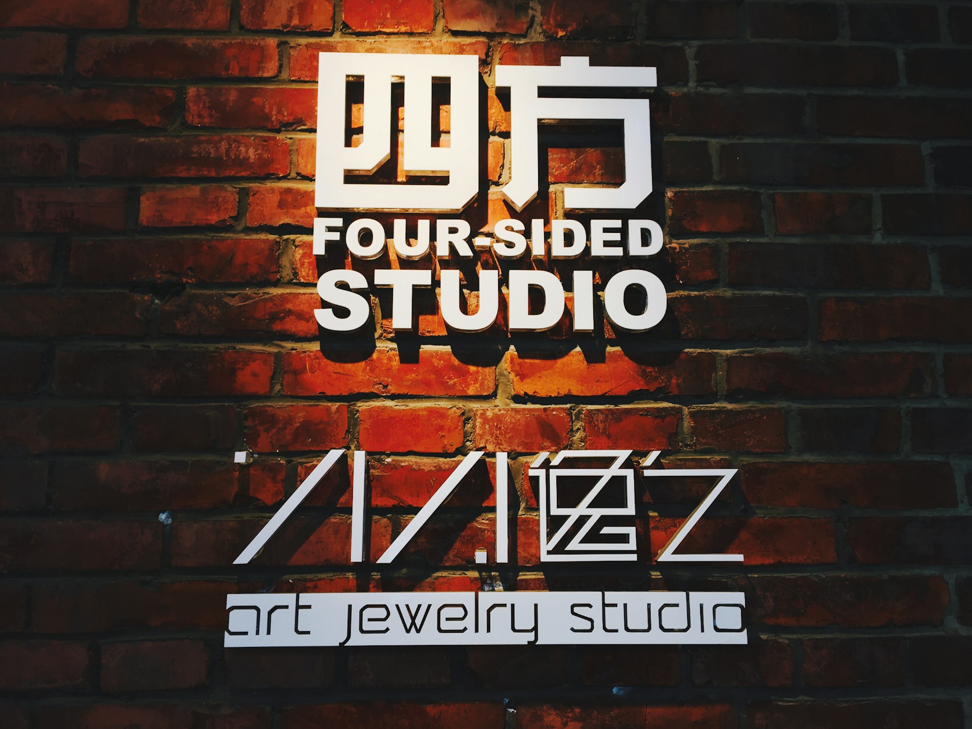 gray computer monitor