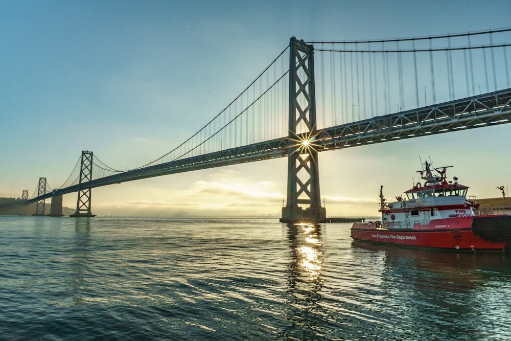 nave che naviga sotto il ponte