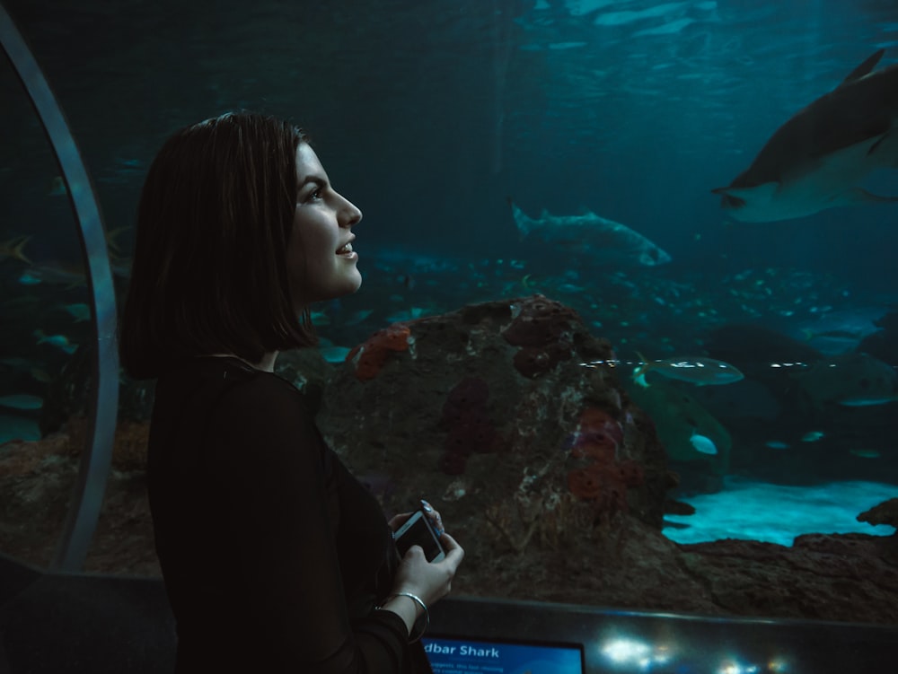 Femme et bébé dans l'aquarium photo – Photo Bleu Gratuite sur Unsplash