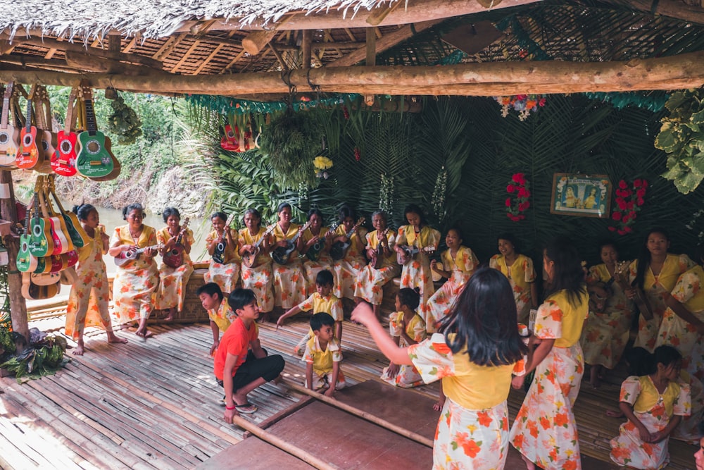 crianças dançando dança tradicional