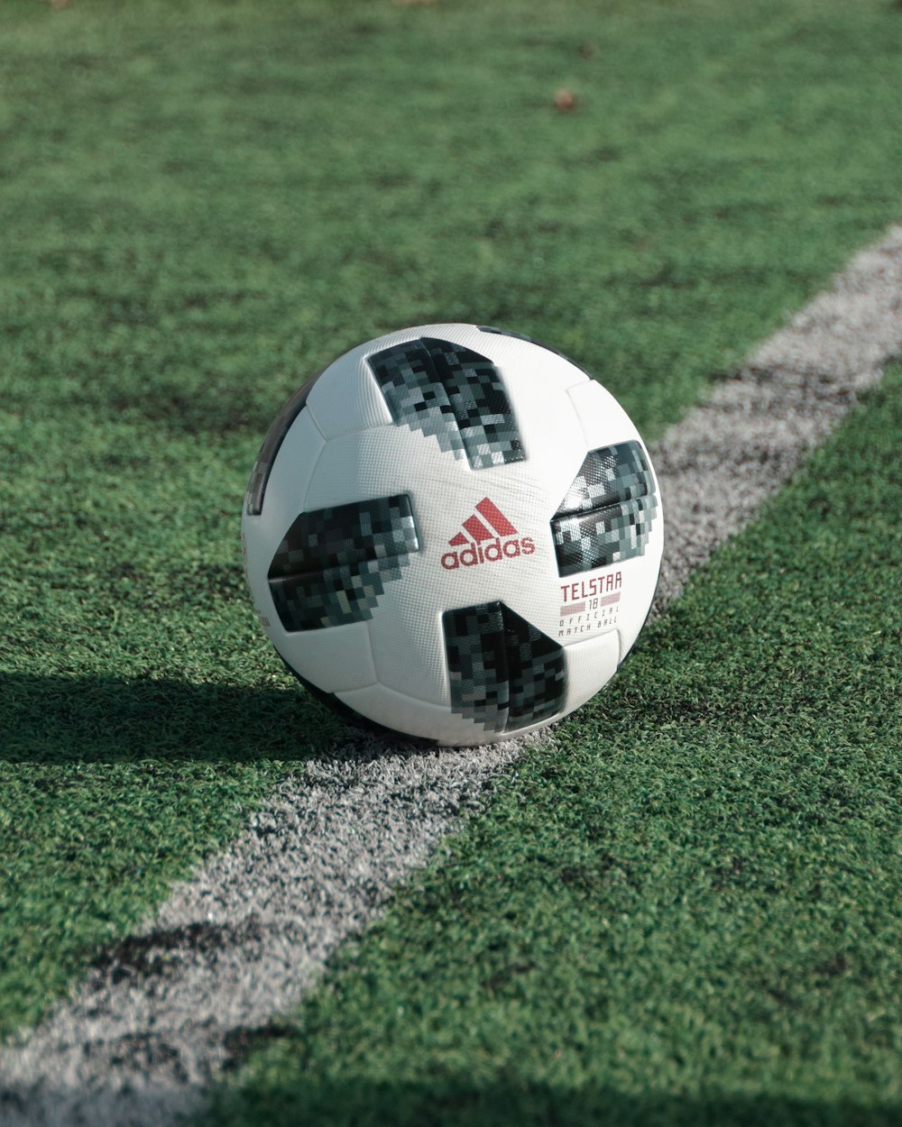 フィールド上のアディダスサッカーボールのクローズアップ写真