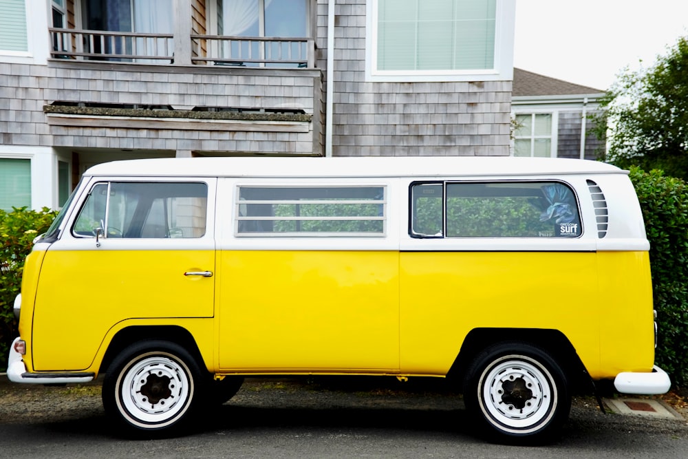 Volkswagen Kombi amarillo y blanco