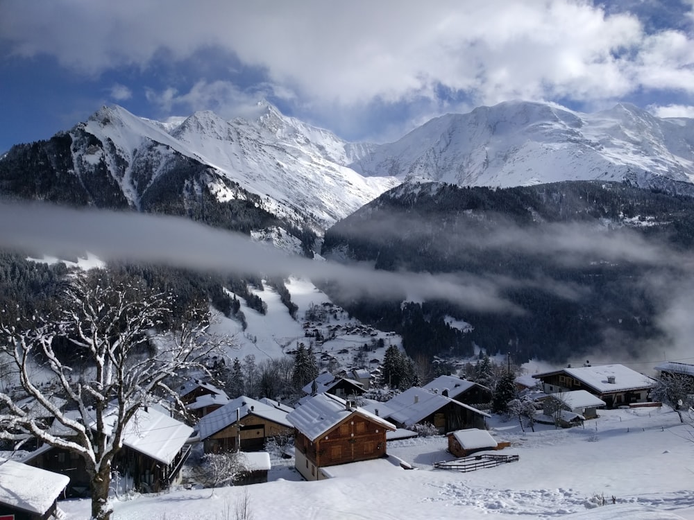 villaggio coperto di neve vicino alla montagna