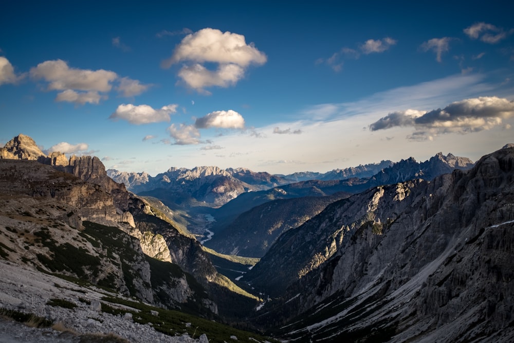 Photographie aérienne de montagne sous ciel bleu et nuages blancs