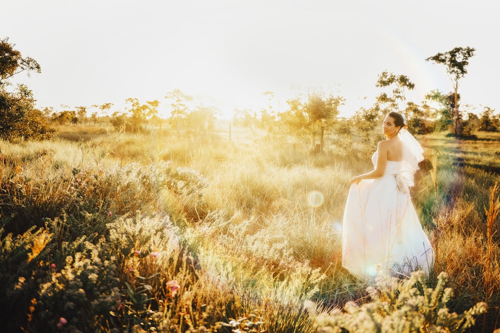 femme en robe blanche sur la prairie