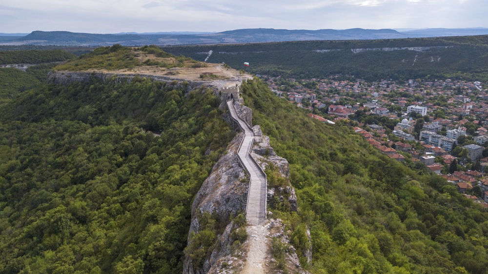 Ponte de madeira marrom no pico da montanha perto da paisagem urbana