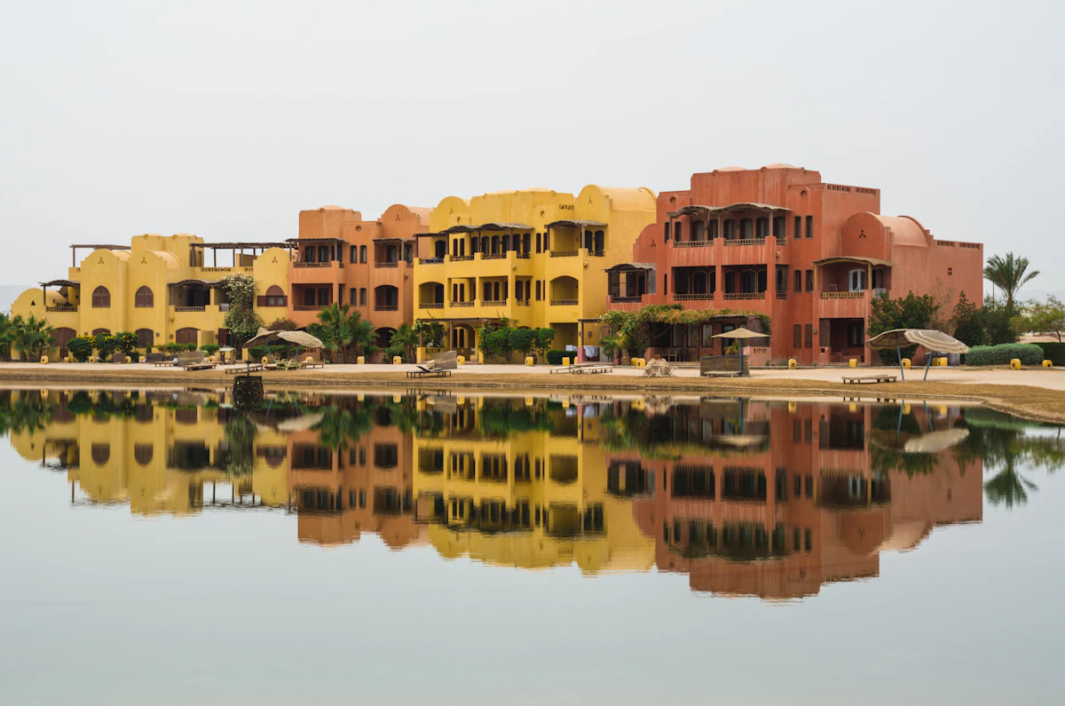 El Gouna - vilele colorate oglindite în lagună
