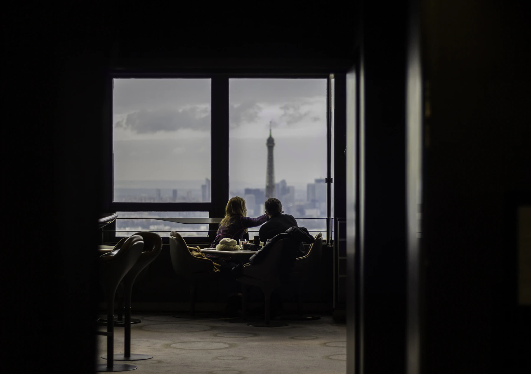 What American Clients Delegate to a Personal Assistant in Paris: Visas, Banking, Schools and the Tables That Matter