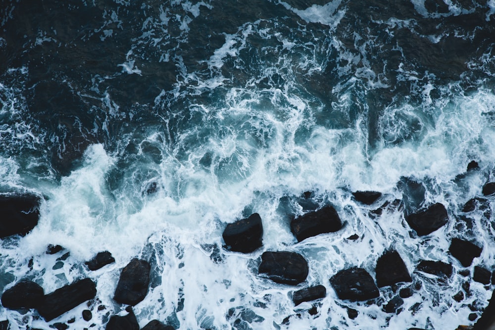 onde del mare che spruzzi sulla riva rocciosa