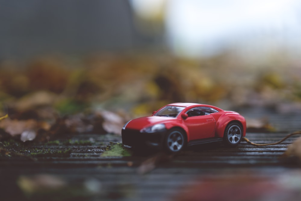 Fotografia de foco seletivo do carro de brinquedo fundido vermelho