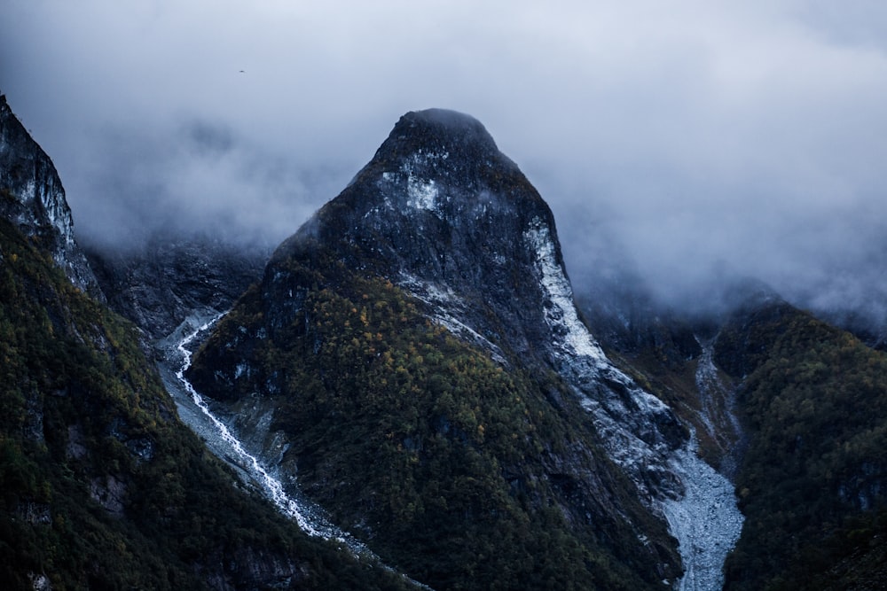 montagna grigia e nera sotto nuvole bianche