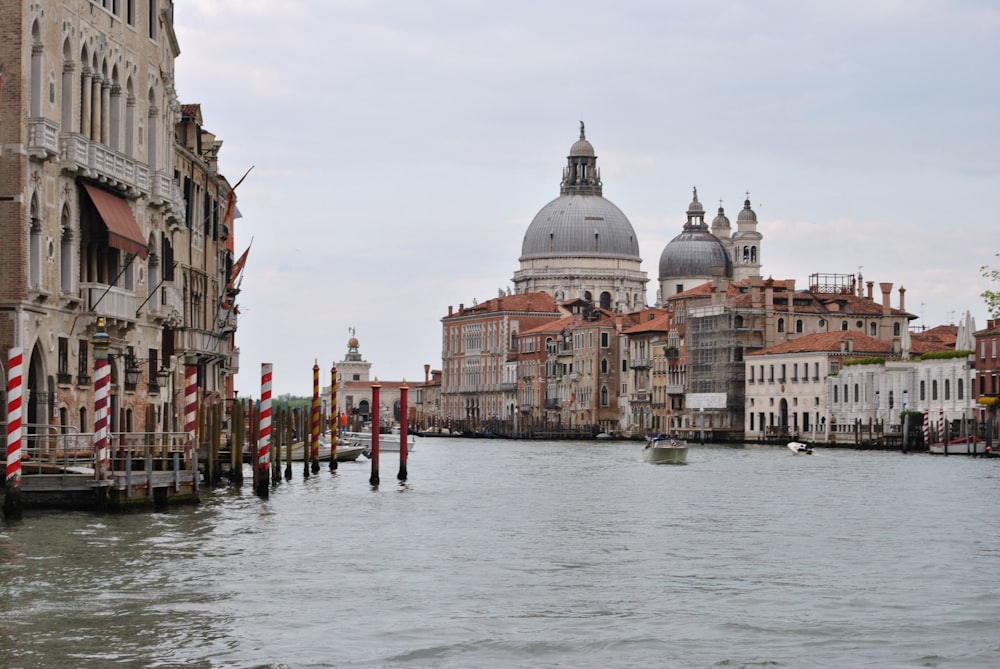 case marroni e bianche accanto allo specchio d'acqua