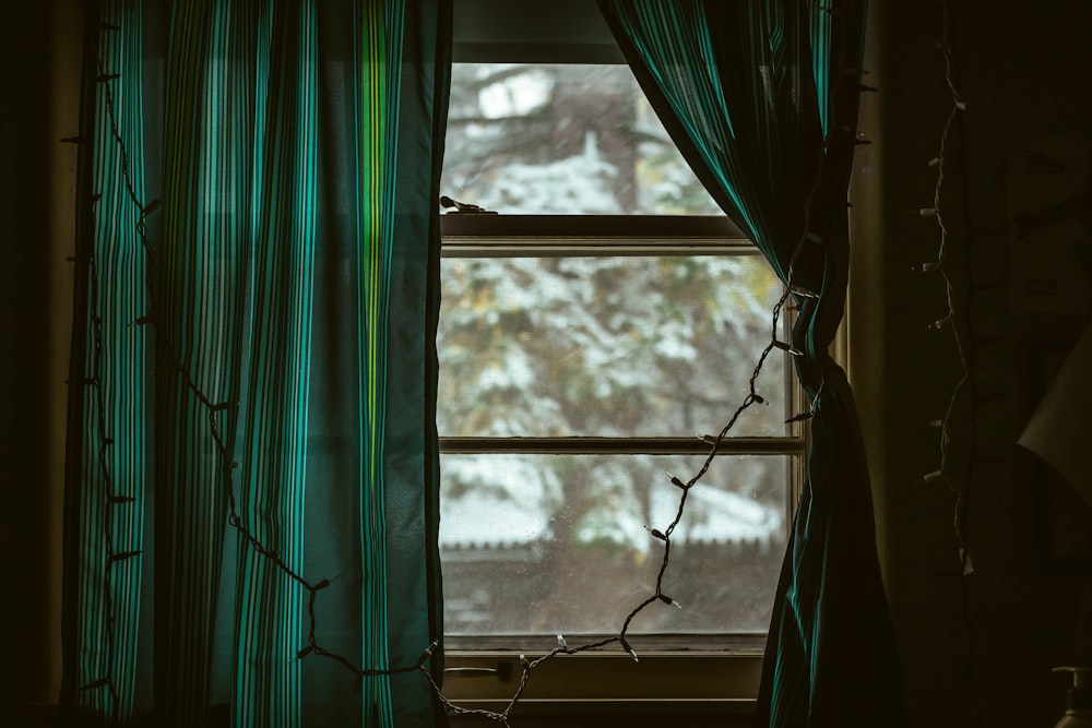 rideau à la fenêtre avec guirlandes lumineuses