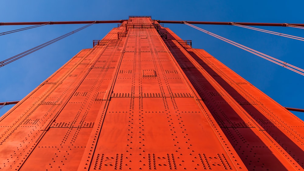 オレンジ色の高層ビルのローアングル写真